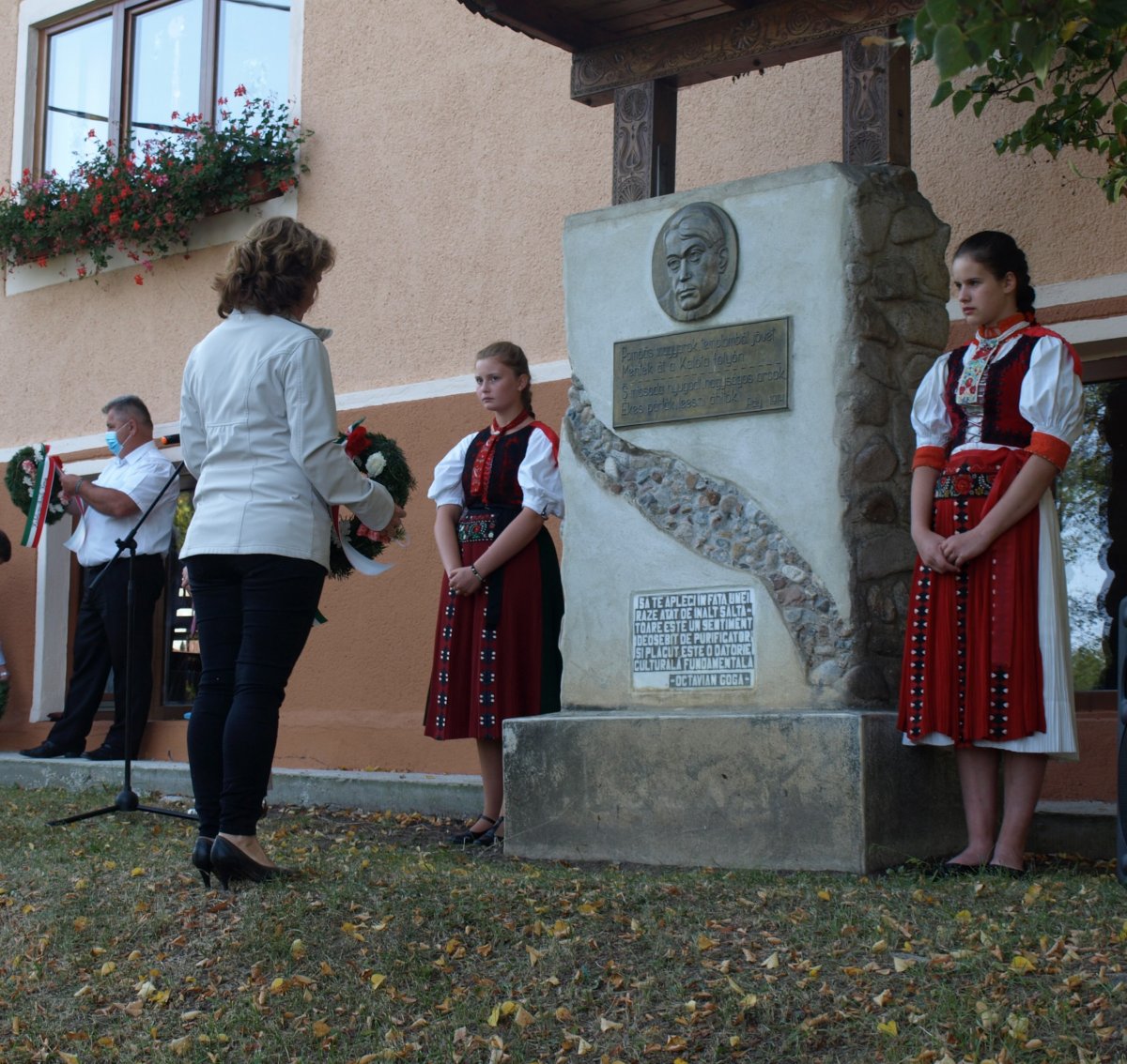 A résztvevők koszorút helyeztek el az Ady-emlékműnél Fotó: Facebook/Ady Endre Általános Iskola 
