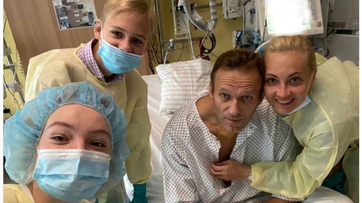 Alekszej Navalnij a kórházi ágyon, családja körében • Fotó: Alekszej Navalnij/Instagram