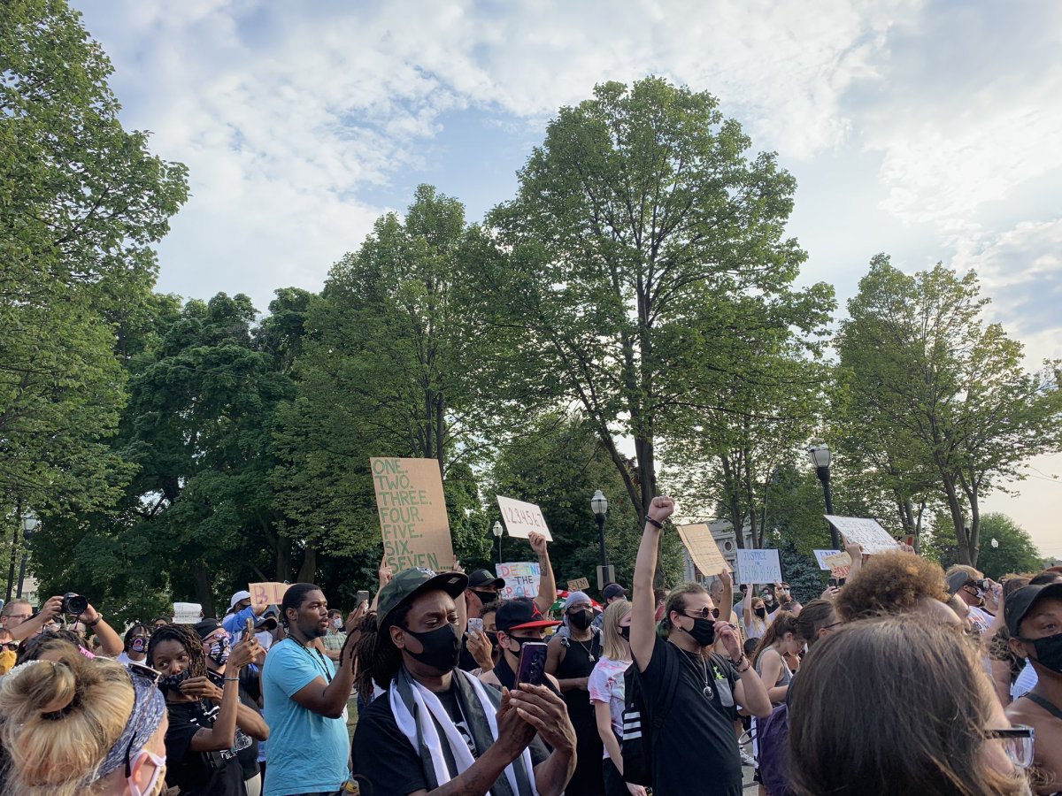 Kenoshában vasárnap este kezdődtek a zavargások, miután a rendőrök lelőttek egy fekete férfit • Fotó: Grace Del Vecchio/Twitter