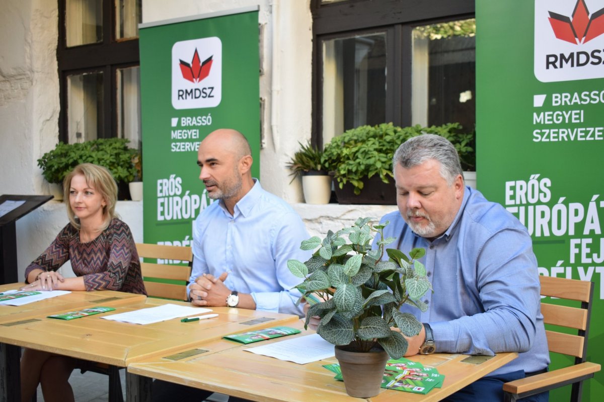 Kovács Attila (középen) és az eddigi megyei tanácsosok, Tóásó Imelda és Szakál András. Nem sikerült újrázni &bullet;  Fotó: Facebook/RMDSZ Brassó megyei szervezet