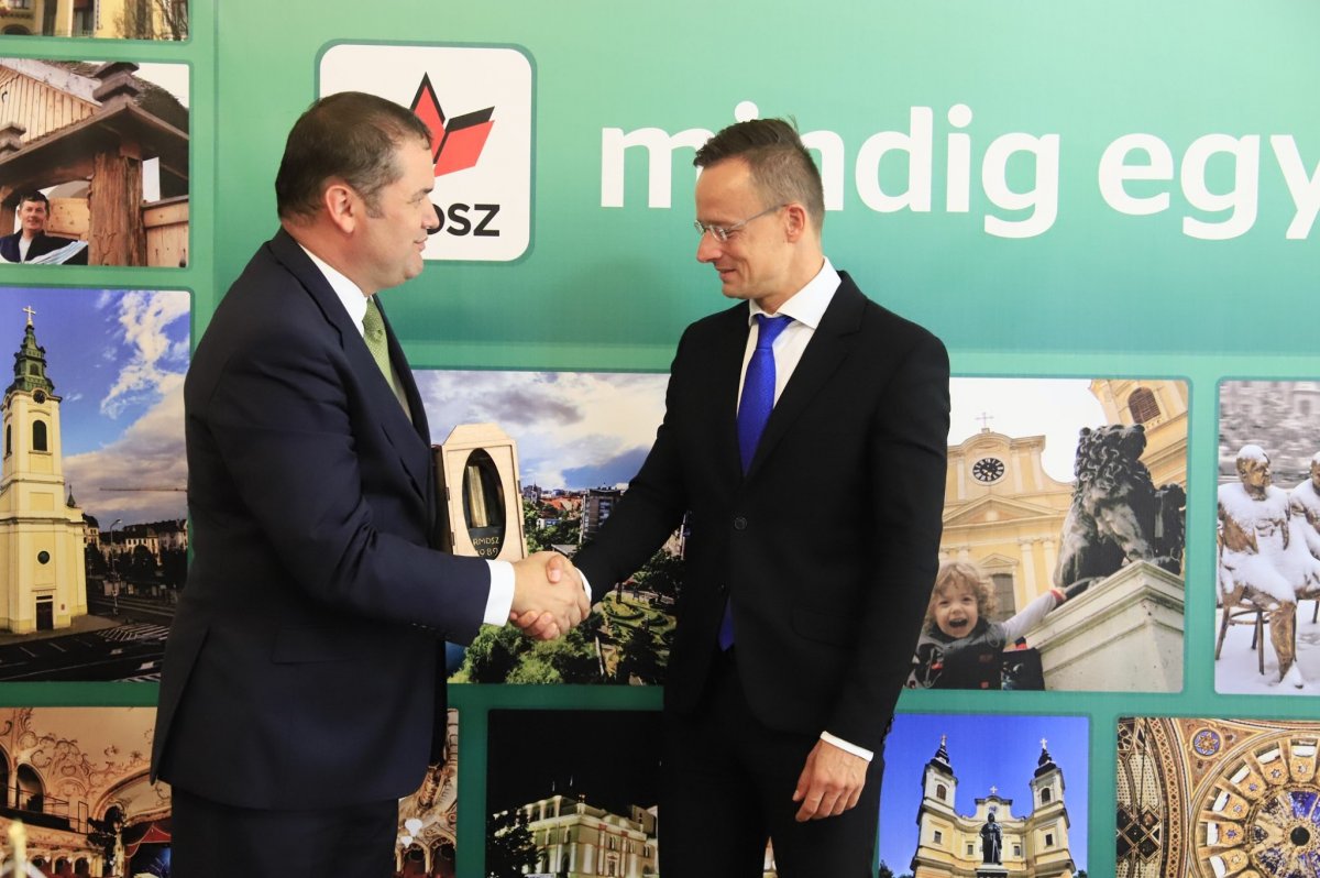 Cseke Attila átadta Szijjártó Péternek az RMDSZ A Kezdet díját &bullet;  Fotó: RMDSZ/Facebook