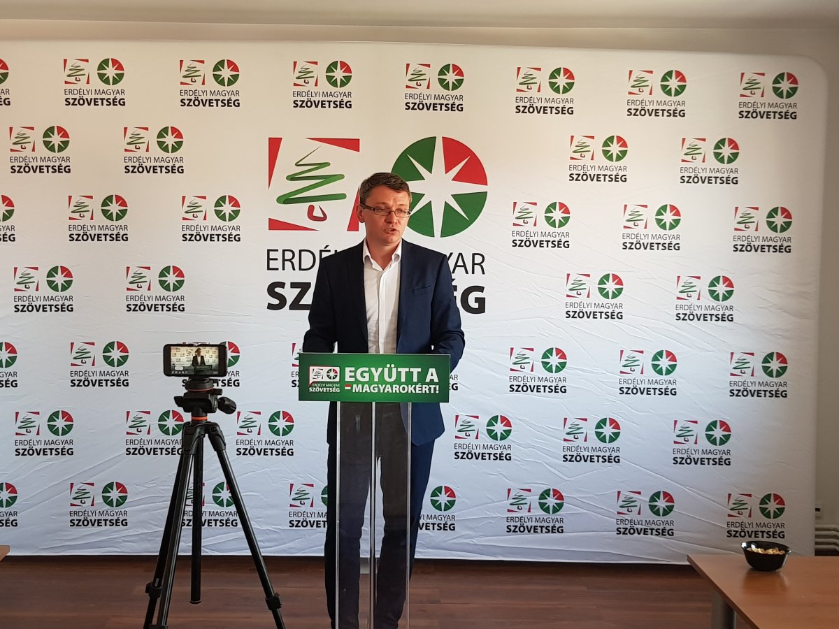 Csomortányi István a bihari RMDSZ-vezetők által folytatott politizálásnak tudja be a várakozáson aluli választási eredményeket &bullet;  Fotó: Rostás Szabolcs