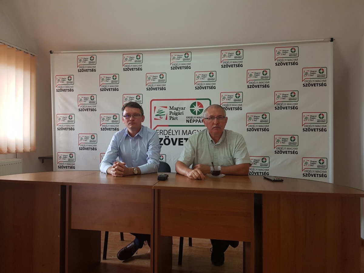 Csomortányi István és Toró T. Tibor a sepsiszentgyörgyi sajtótájékoztatón &bullet;  Fotó: Bíró Blanka