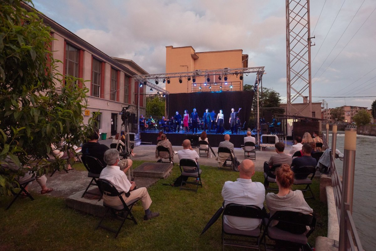 A kolozsvári magyar színház Don't be a Stranger című előadását is szabad téren, a Szamos-parton játszotta a társulat •  Fotó: Kolozsvári Állami Magyar Színház