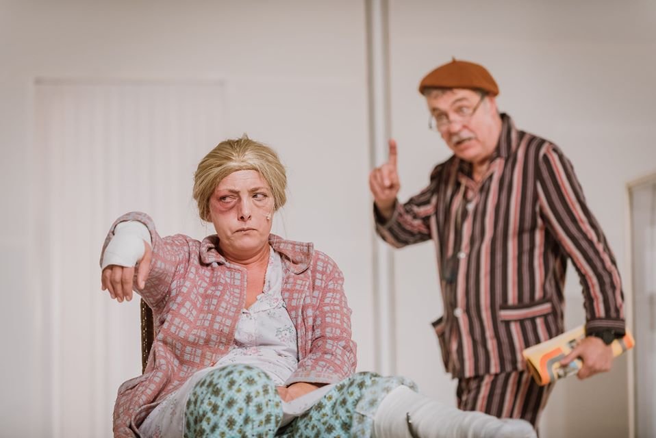 Bravúros játéklehetőséget teremt a színészek számára Méhes György darabja, a Duplakanyar • Fotó: Tompa Miklós Társulat