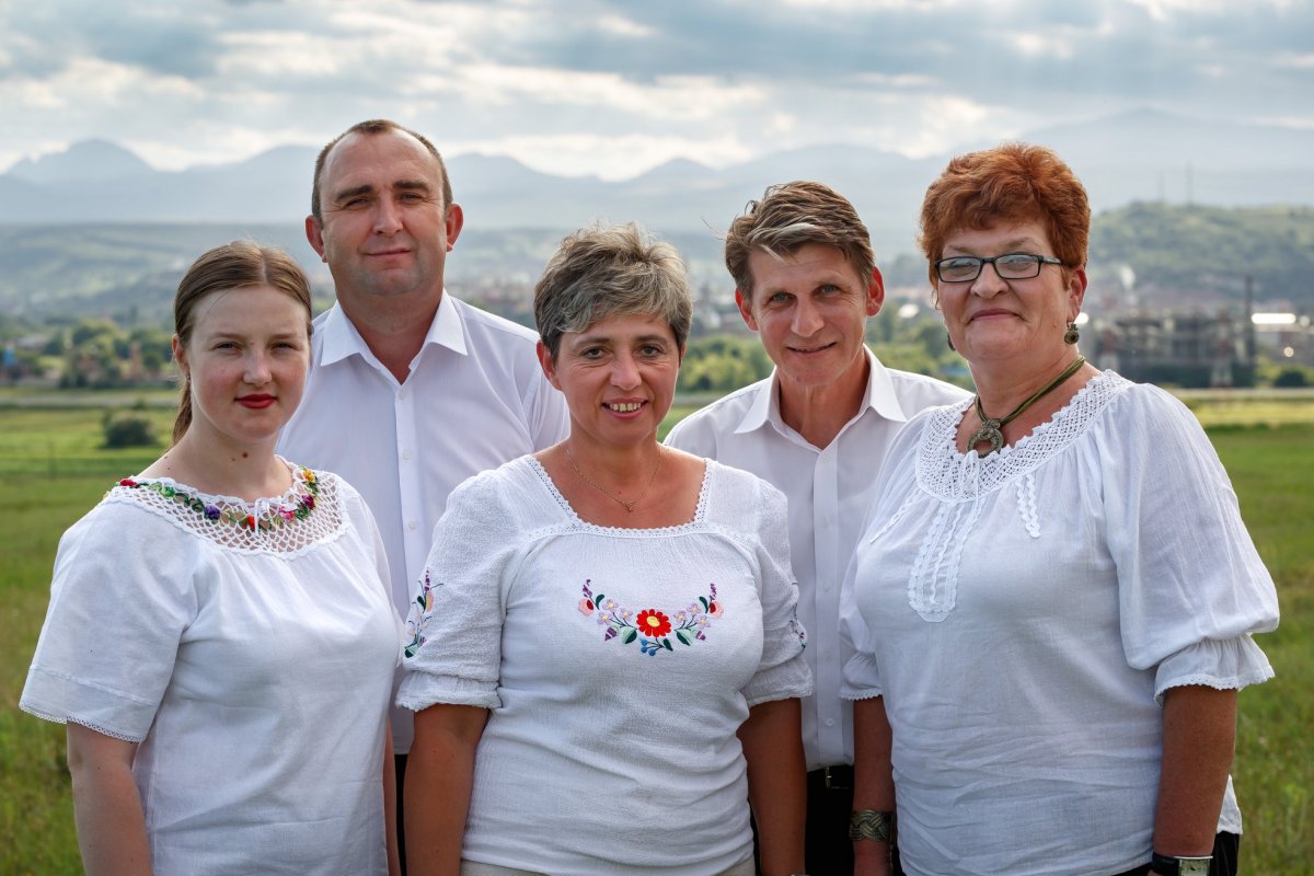 A nagyenyedi csapat:  középen Lőrincz Helga alpolgármester, jobb oldalon Szőcs Ildikó, a Bethlen Gábor Kollégium igazgatója &bullet;  Fotó: Facebook/Fehér megyei RMDSZ