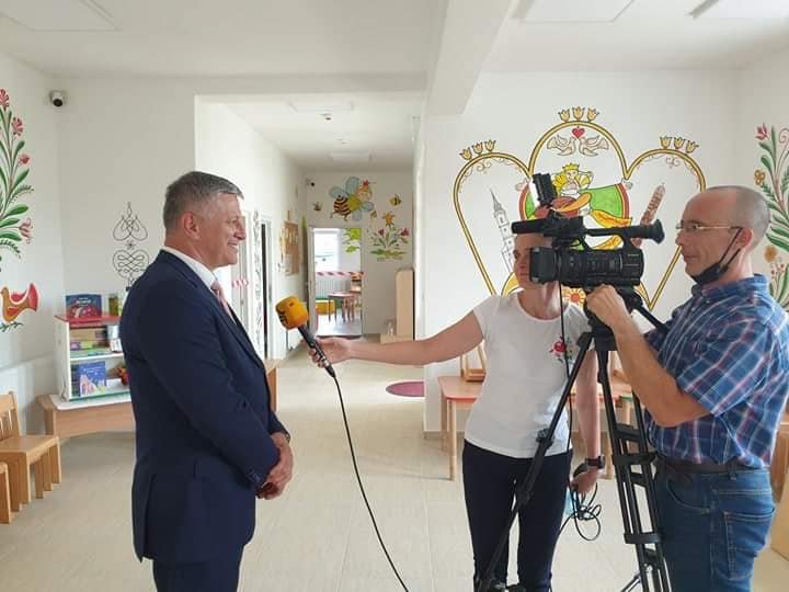 Grezsa István miniszteri biztos az új köröstárkányi óvodában • Fotó: Facebook/Grezsa István