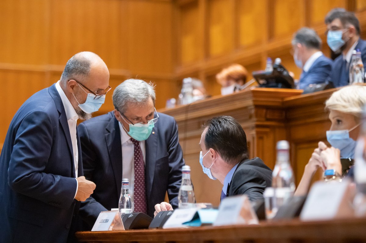 Kelemen Hunor (balra) egyeztet Marcel Vela belügyminiszterrel (középen) és Ludovic Orban kormányfővel (jobbra) a bukaresti parlament hétfői ülésén •  Fotó: Gov.ro