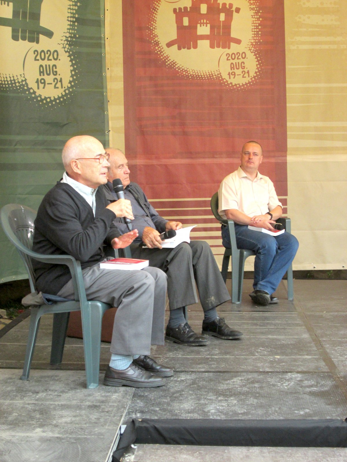 Gaal György helytörténész, Dávid Gyula irodalomtörténész és Murádin János Kristóf történész az évkönyv bemutatóján •  Fotó: Ferencz Csaba-Levente