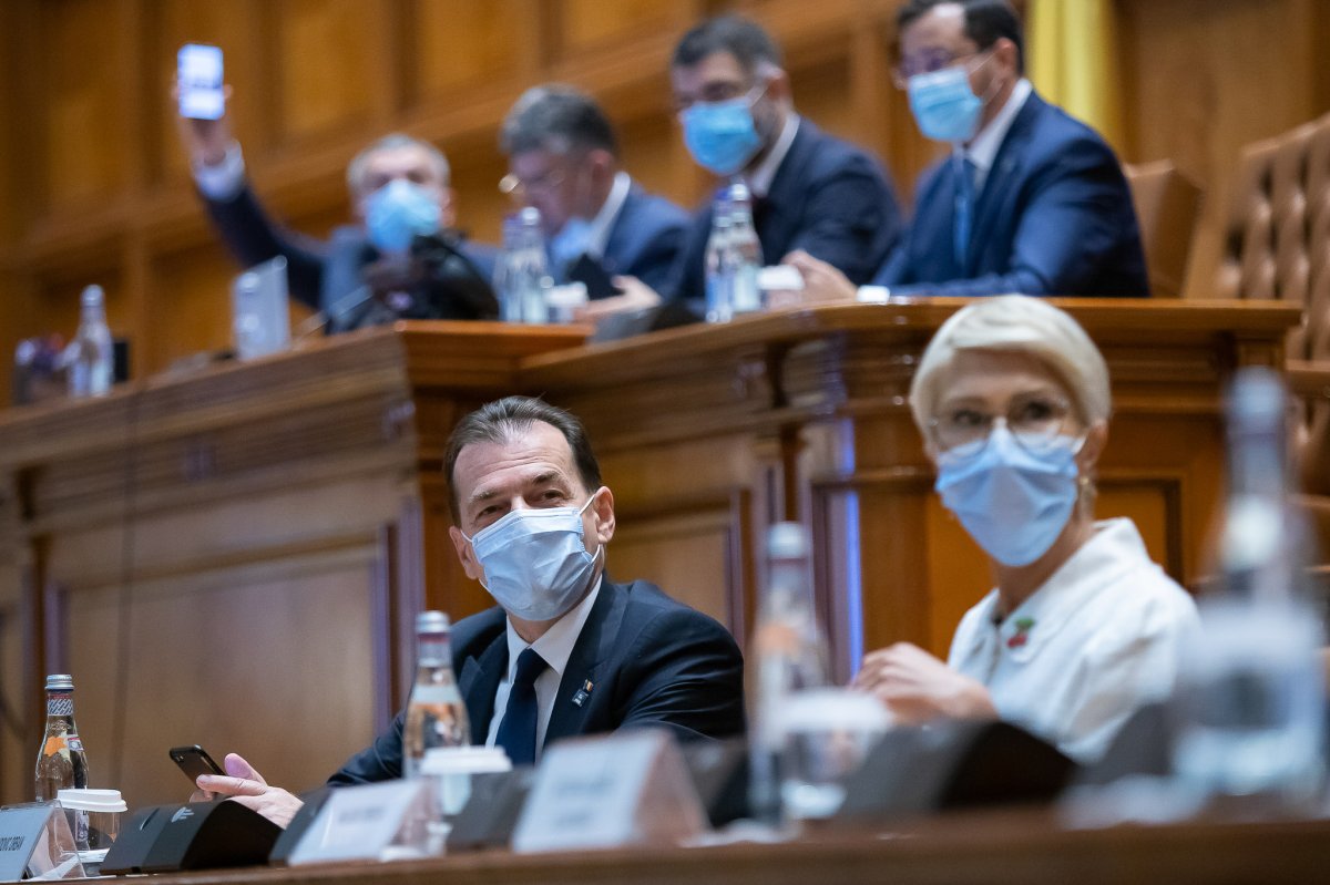Hétfőn eldől a törvényhozásban a Ludovic Orban vezette kabinet sorsa •  Fotó: Gov.ro