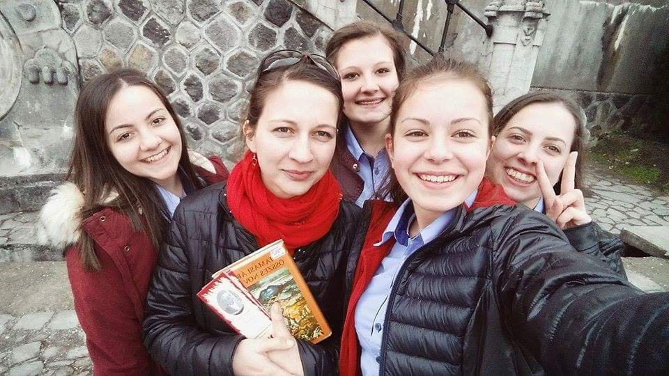 Marosfői Katalin tanár (könyvvel a kezében) diákjai körében • Fotó: Marosfői Katalin/Facebook