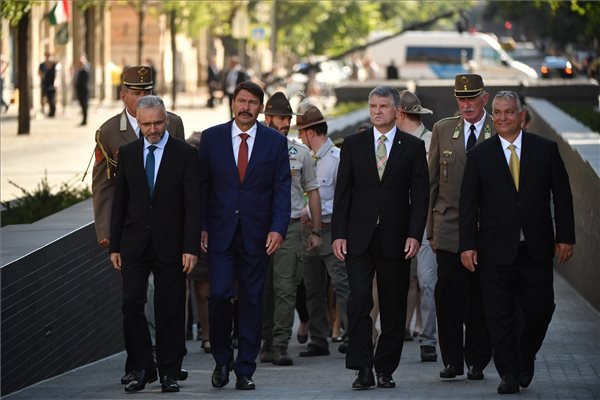 Áder János köztársasági elnök, Orbán Viktor miniszterelnök és Kövér László, az Országgyűlés elnöke az Összetartozás emlékhelyének átadásán a Kossuth téren • Fotó: MTI/Mónus Márton