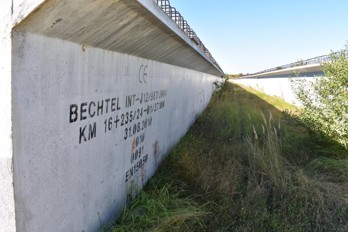 A Bechtel által legyártott hídösszekötő elemek Berettyószéplaknál •  Fotó: Gazda Árpád