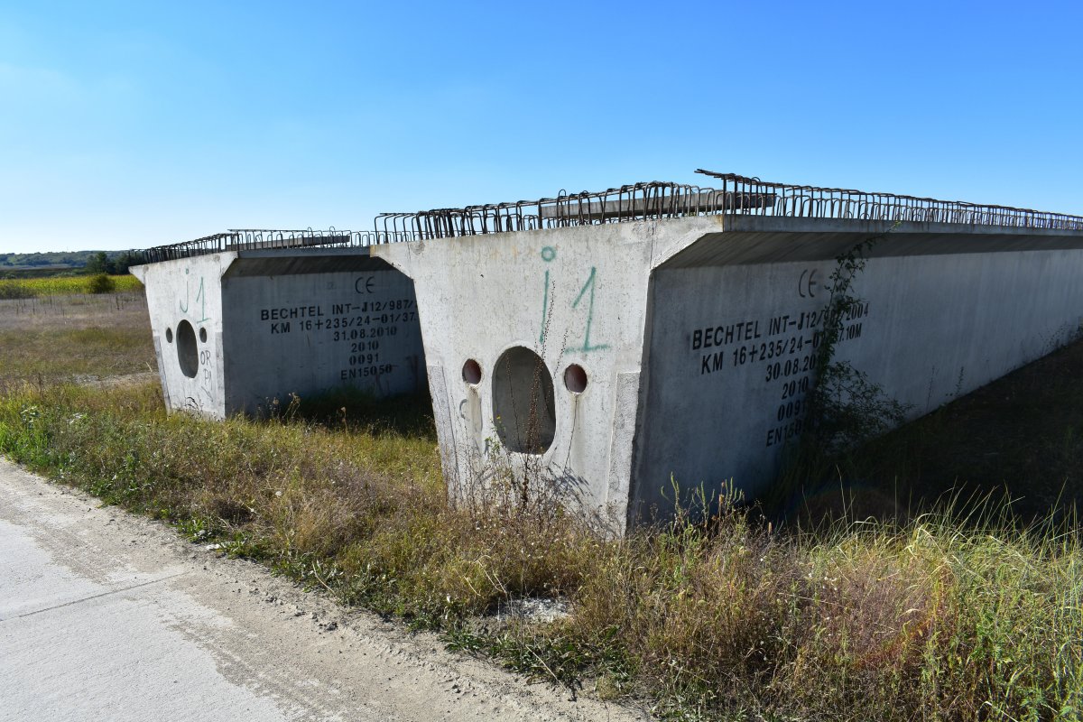 Lehangoló valóság. Egy viadukt torzója várja majd a licit győztesét •  Fotó: Gazda Árpád