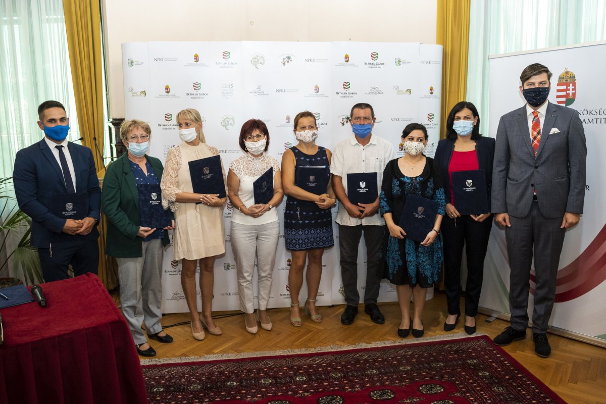 Az Év tanára díj kitüntetettjei Szilágyi Péter, a Miniszterelnökség nemzetpolitikáért felelős miniszteri biztosa (jobbra) társaságában a budapesti Magyarság Házában •  Fotó: MTI/Mónus Márton