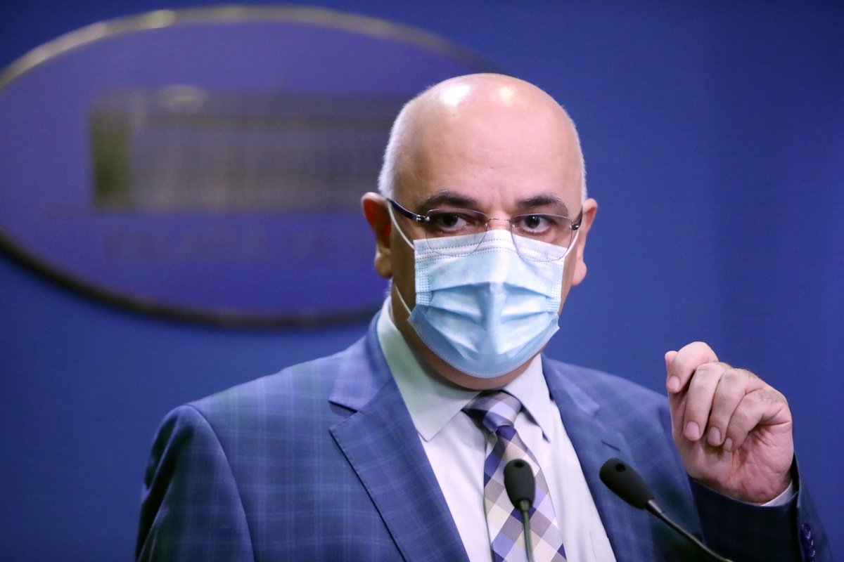 Raed Arafat azt tanácsolja, golyóstollat is vigyünk magunkkal szavazáskor •  Fotó: Gov.ro