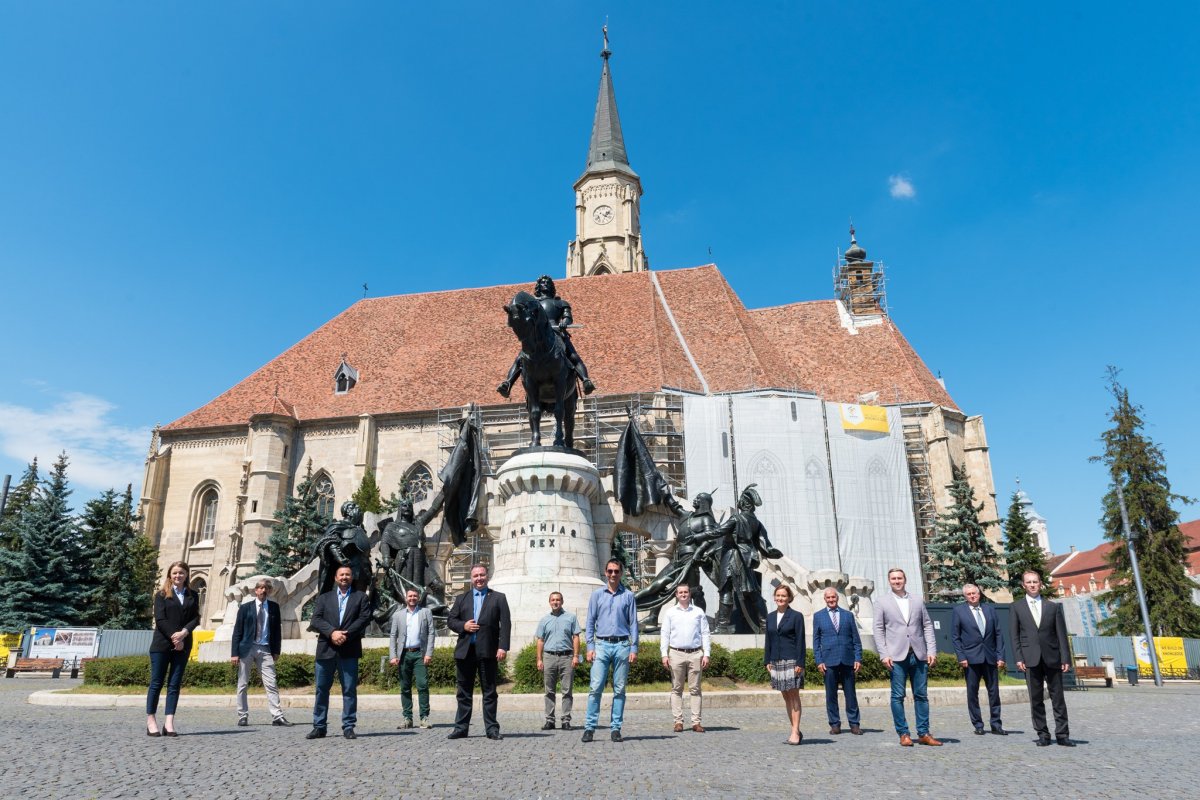 A Kolozs megyei és kolozsvári jelöltek a Mátyás-szoborcsoport előtt &bullet;  Fotó: Facebook/RMDSZ Kolozs megye