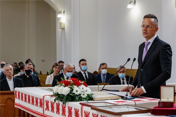 Szijjártó Péter beszédet mond a II. Rákóczi Ferenc Kárpátaljai Magyar Főiskola ünnepélyes tanévnyitóján a helyi református templomban Beregszászon • Fotó: MTI/Nemes János