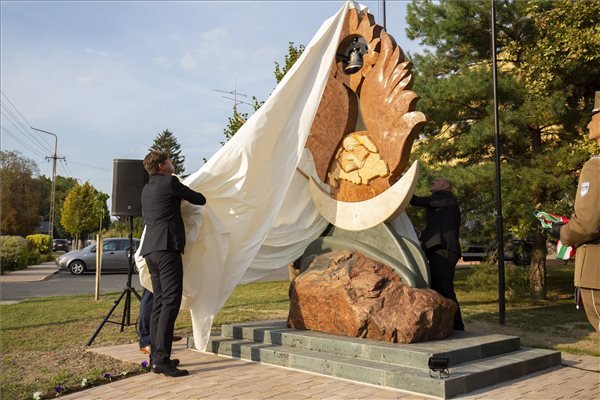 Az emlékmű a világ több tájáról származó kövekből készült, és Szűz Máriát ábrázolja, amint magához öleli a csonka Magyarországot • Fotó: MTI/Varga György