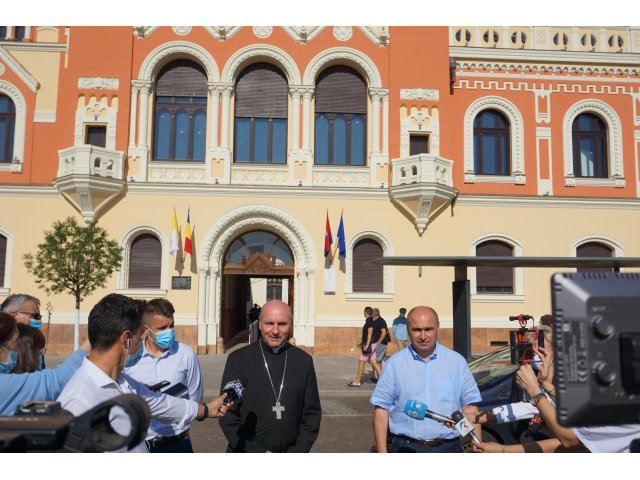Virgil Bercea püspök és Ilie Bolojan polgármester a felújított palota előtt •  Fotó: Nagyvárad Polgármesteri Hivatala