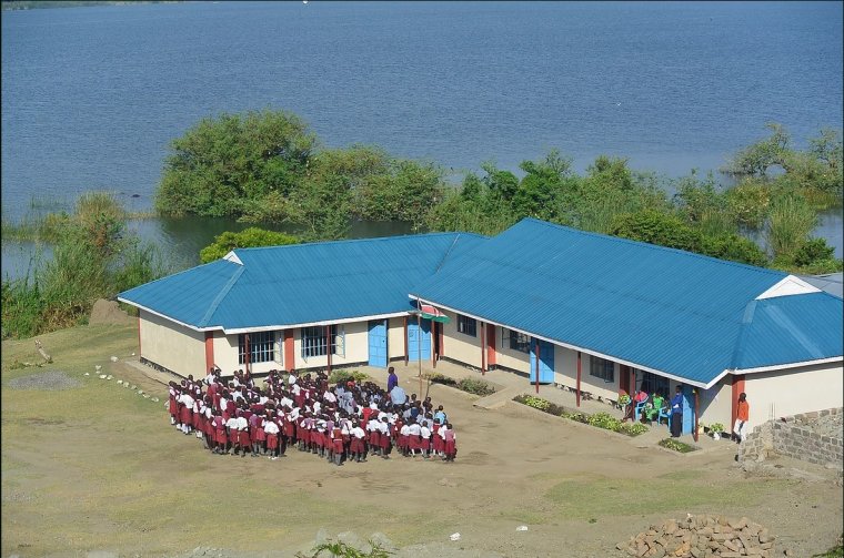 Emberi körülmények kenyai diákoknak: adományozni lehet afrikai gyermekek iskoláztatására
