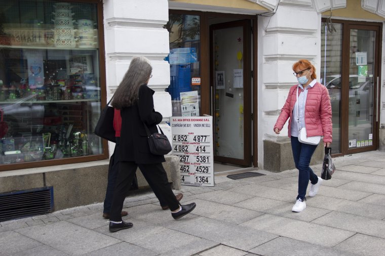 Újabb történelmi mélyponton zárja a hetet a lej/euró árfolyam