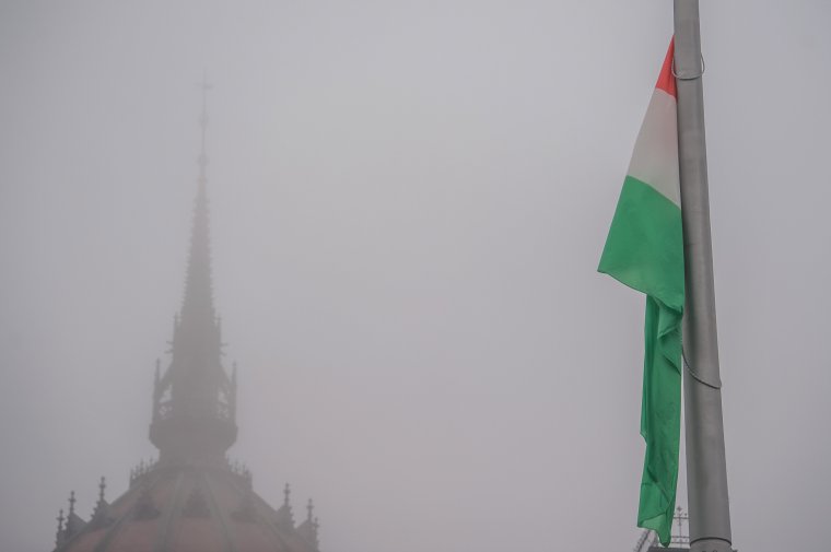 Október 23. – Felvonták a nemzeti lobogót a Parlament előtt, Orbán Viktor Wittner Máriával emlékezett