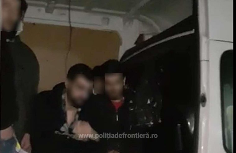 Huszonnyolc határsértő bújt meg a török sofőr által vezetett német kisteherautóban
