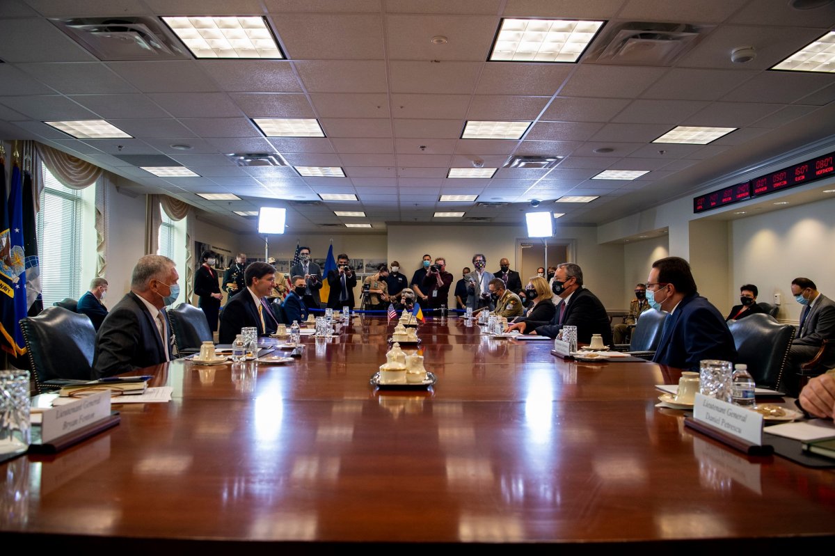 Mark Esper amerikai (balra, maszk nélkül) és Nicolae Ciucă román védelmi miniszter (jobbról a második) tíz éves katonai együttműködésre vonatkozó útitervet írt alá Washingtonban •  Fotó: Egyesült Államok bukaresti nagykövetsége