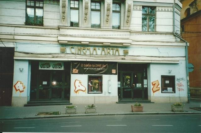 Az ismerős bejárat az Egyetem utcában •  Fotó: Facebook/Cinema Arta