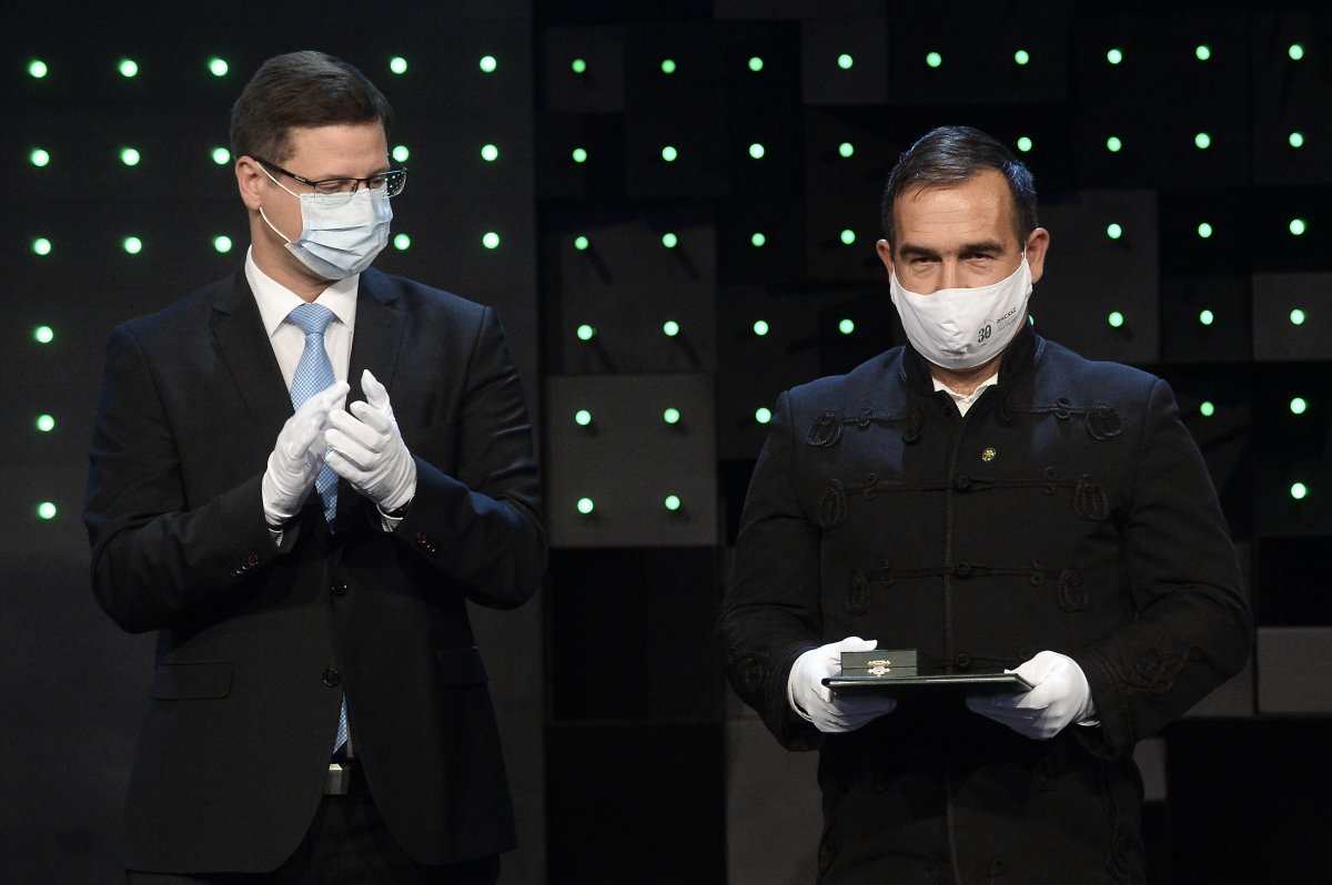 Bálint Lajos Lórántnak a Magyar
Érdemrend lovagkeresztjét adta át Gulyás Gergely, a Miniszterelnökséget vezető miniszter •  Fotó: MTI/Soós Lajos