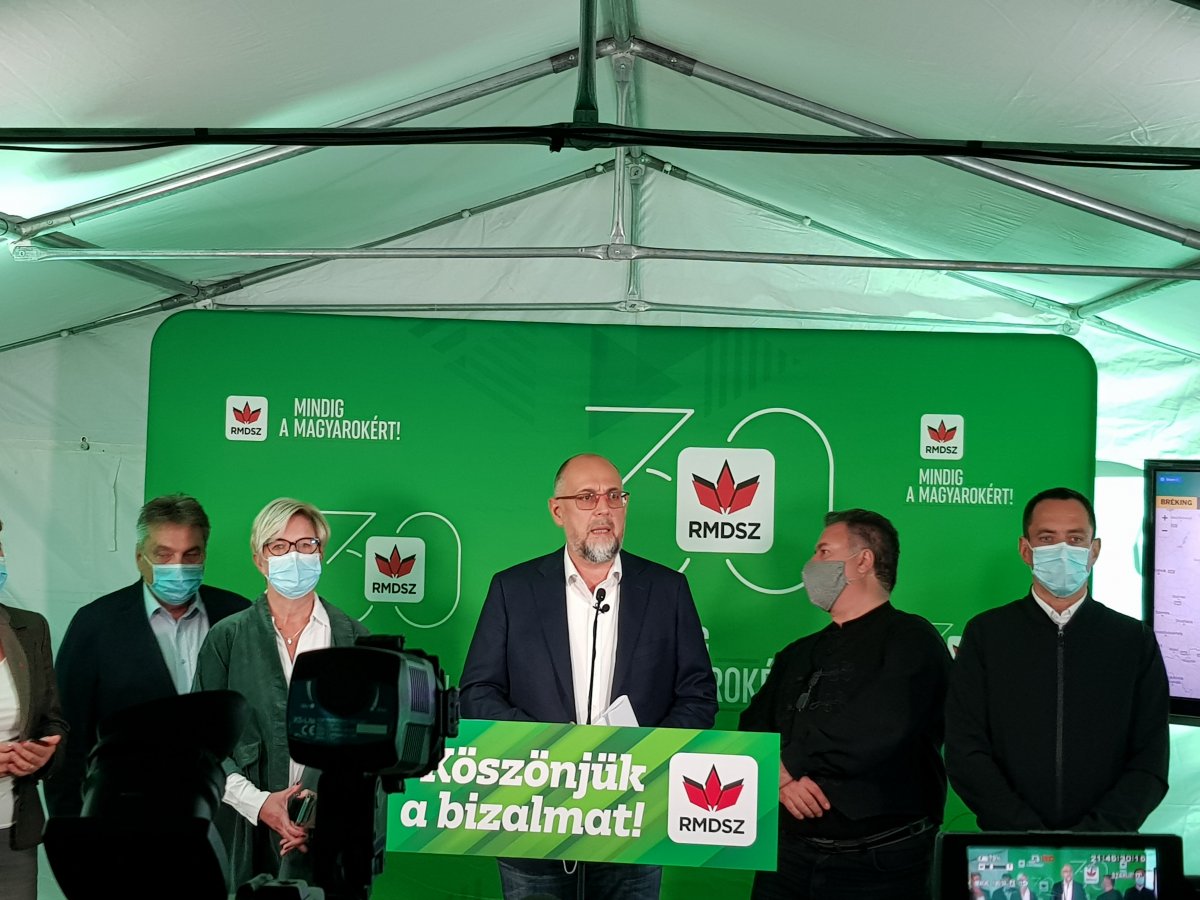 Kelemen Hunor az RMDSZ kolozsvári politikusainak gyűrűjében értékelte a választási jelenlétet &bullet;  Fotó: Rostás Szabolcs