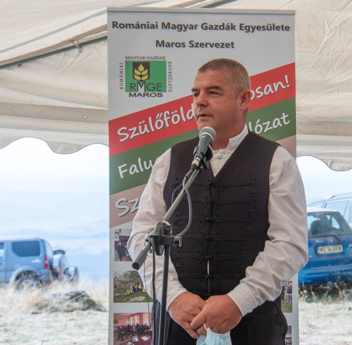 Fazakas Miklós egy Maros megyei gazdatalálkozón. Erdély egyik legeredményesebb magyar gazdaszervezetét vezeti •  Fotó: Facebook/RMGE Maros