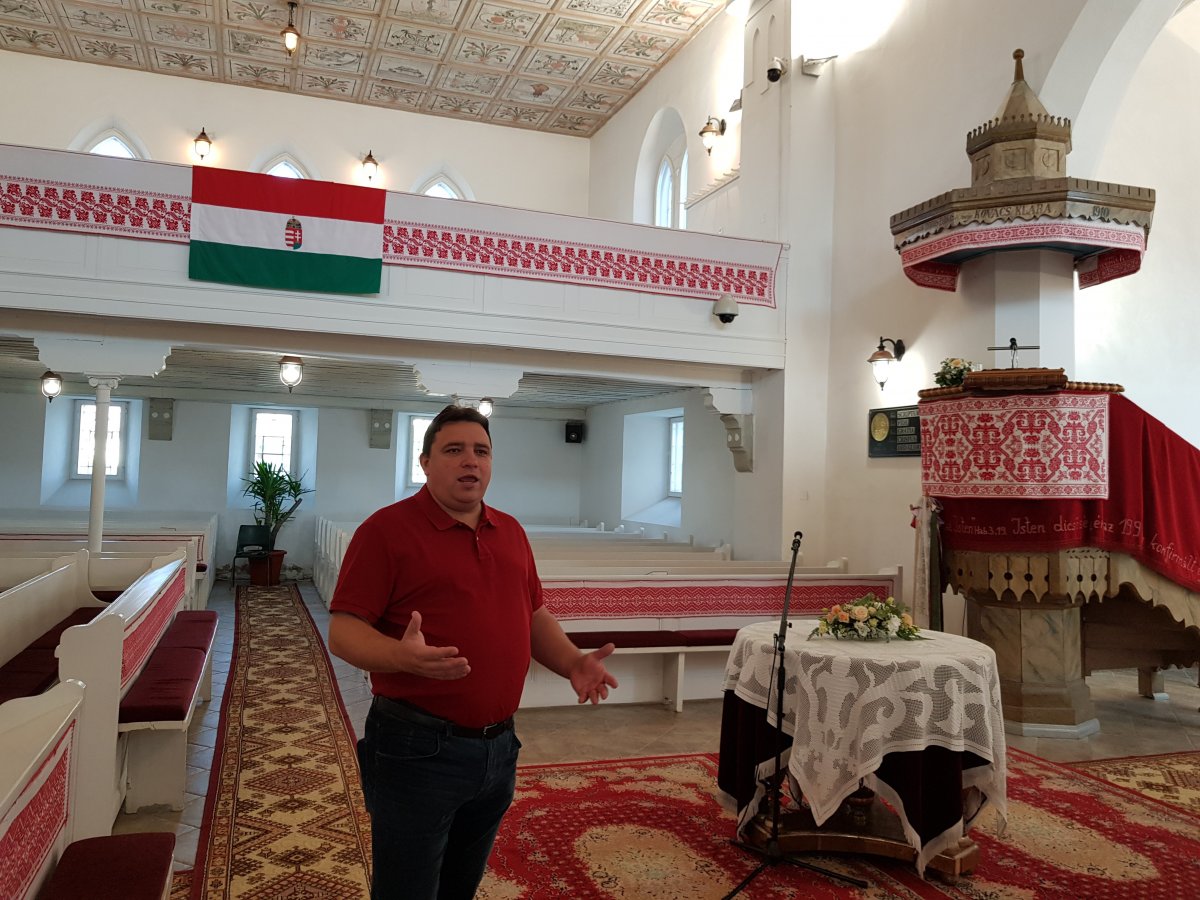 Pályaváltás. Kovács István ideiglenesen elhagyja a krasznai református templomot, és átköltözteti szolgálati helyét a polgármesteri hivatalba •  Fotó: Rostás Szabolcs