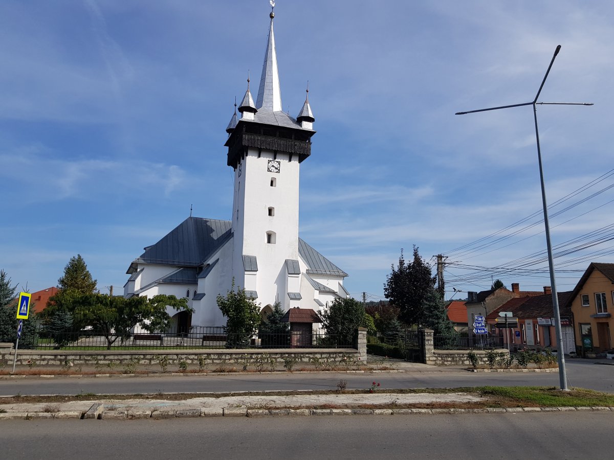 Erődítményszerű istenháza. A krasznai református templom több bővítésen,felújításon átesett az évszázadok folyamán •  Fotó: Rostás Szabolcs