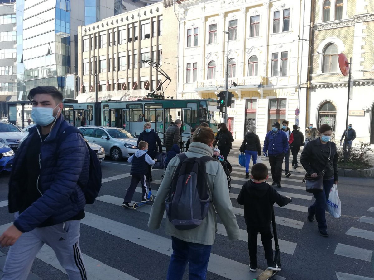 A kolozsváriak fegyelmezetten viselik a maszkot kültéren is •  Fotó: Bede Laura