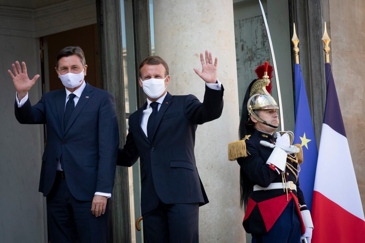 Emmanuel Macron (középen) francia elnök szerint a napi esetszám ugrásszerű emelkedése miatt „nyugtalanító” a helyzet hazájában •  Fotó: Emmanuel Macron/Facebook