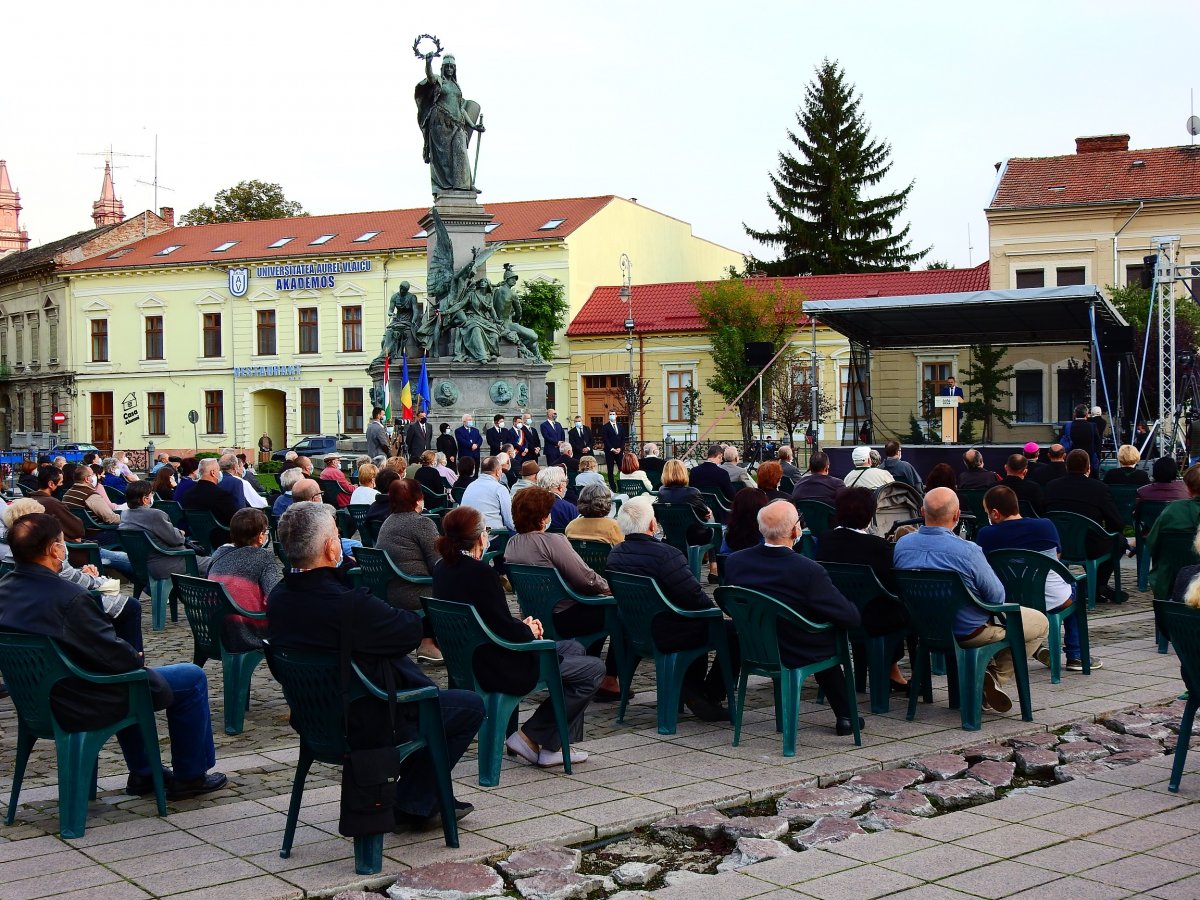 A megemlékezés résztvevői a Szabadság-szobor körül &bullet;  Fotó: Makkay József