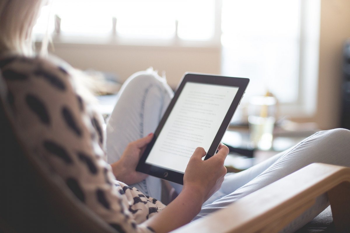 Fehér folt. Az okoseszközökre nagy szükség van, hiszen egyre több iskola tér át online oktatásra •  Fotó: Pixabay.com