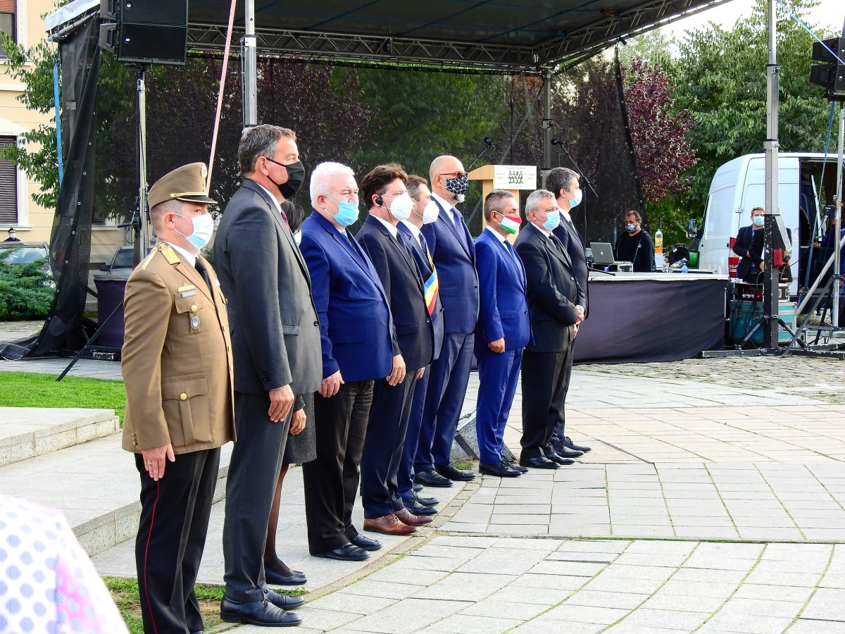 Magyar és román politikusok a megemlékezés helyszínén &bullet;  Fotó: Makkay József