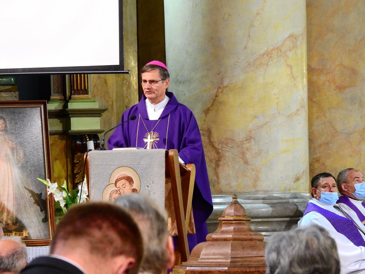 Schönberger Jenő megyéspüspök a Minorita Templomban tart szentmisét &bullet;  Fotó: Makkay József