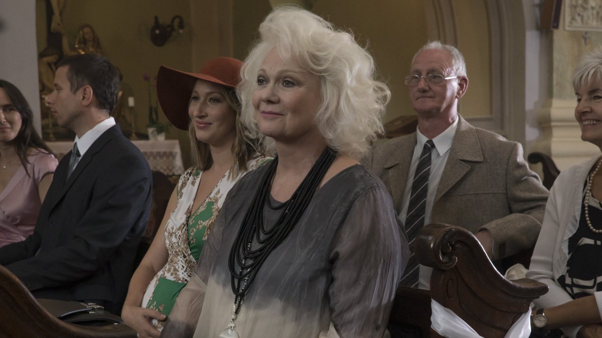 Básti Juli (középen) a Seveled című, könnyed romantikus vígjáték egyik fő szerepében •  Fotó: InterCom