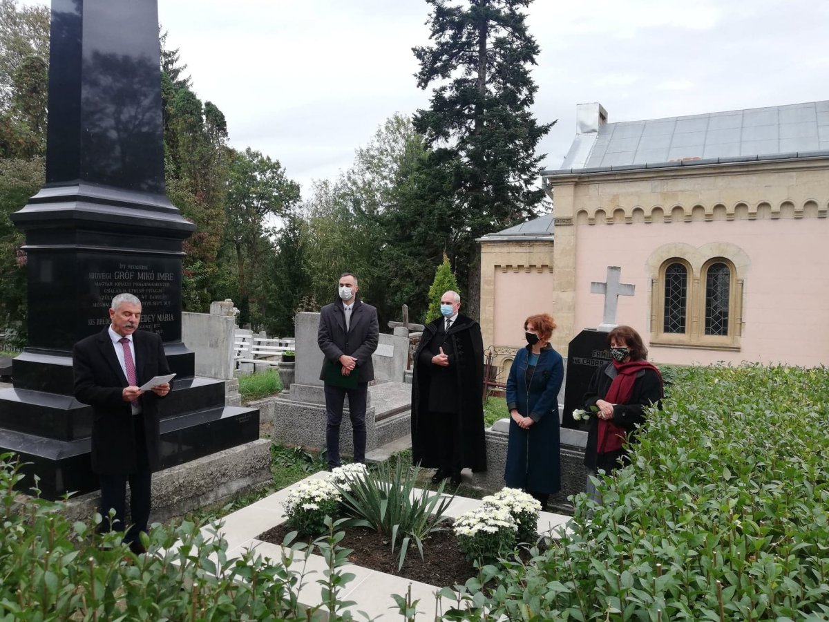 Tamás Sándor háromszéki tanácselnök mond beszédet Erdély volt kormányzója újonnan elkészült sírkeretének felszentelésén a Házsongárdban &bullet;  Fotó: Bede Laura