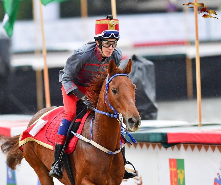 Varga Mátyás büszke Hilton Haragos lovára, amely egy kisebb akadály
után sem adta fel a küzdelmet a Nemzeti Vágtán •  Fotó: Facebook/Nemzeti Vágta