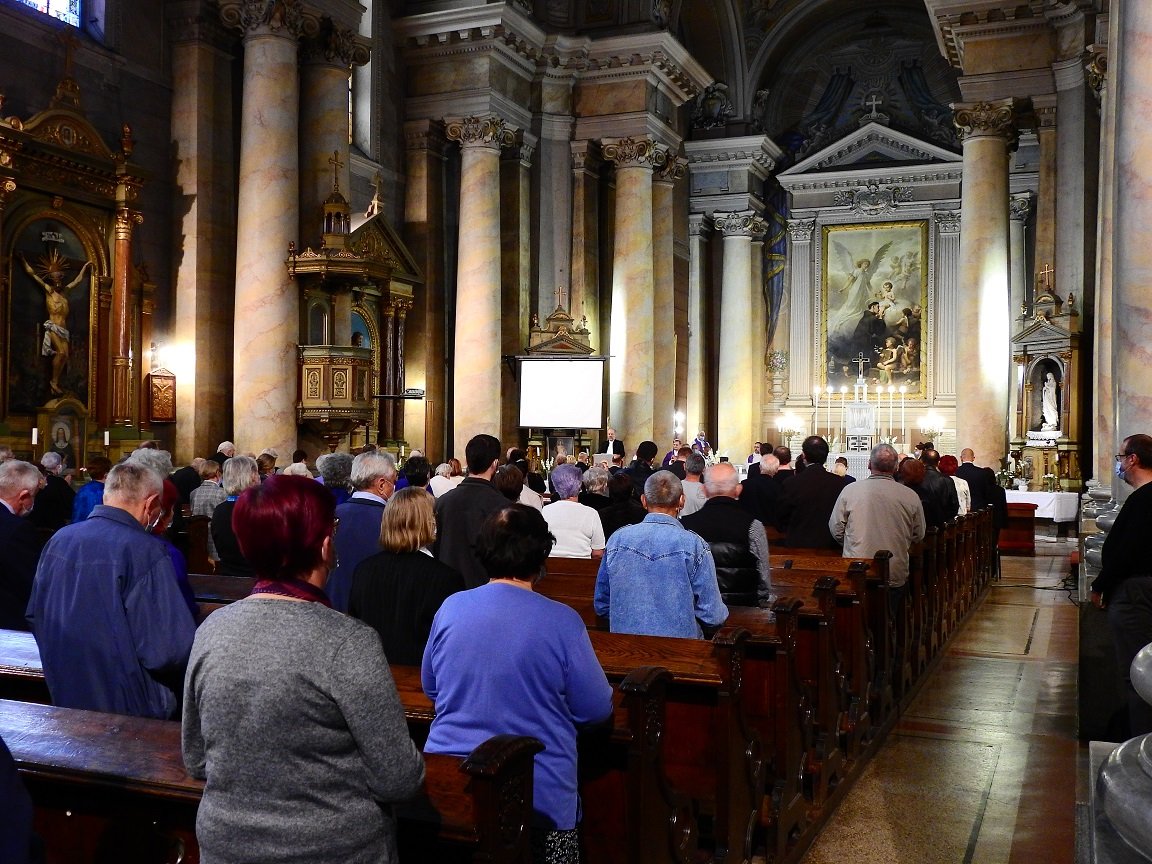 A 13 vértanú emlékének adózó szentmise résztvevői &bullet;  Fotó: Makkay József