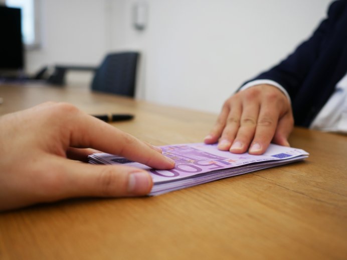 Hivatalos: tulajdonost vált a romániai bank, amire korábban az OTP is pályázott