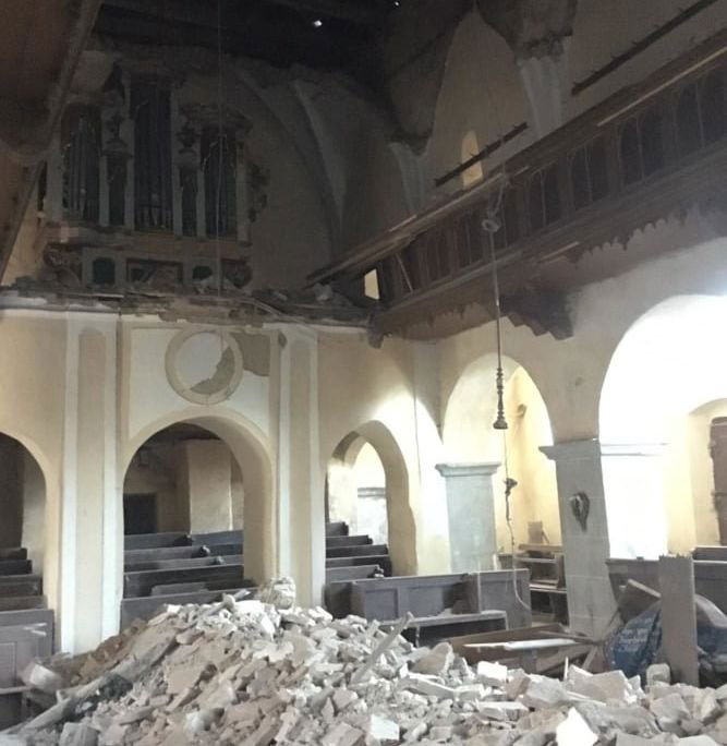 Bürokrácia miatt károsult a műemlék: beszakadt a Szeben megyei Alcina középkori templomának mennyezete