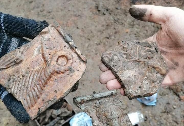 Fél évezrede kihűlt kályhák kerülnek elő: gazdag középkori leletanyagot tárnak fel a régészek Szatmárnémeti központjában