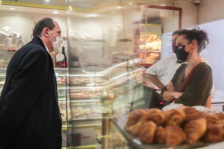 Franciaországban ingyenes lesz az oltás, az ünnepekkor korlátozzák a családi összejöveteleket