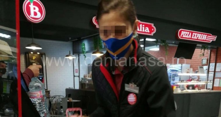 Székely zászlós maszk szúrja a szemét a magyarellenes bloggernek